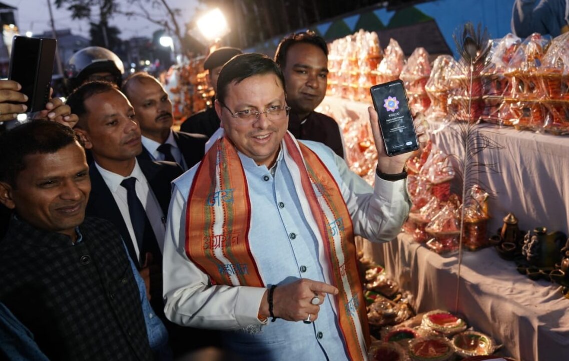 दीपावली पर मिट्टी के दिये खरीद सीएम धामी ने दिया ‘वोकल फॉर लोकल’ का संदेश