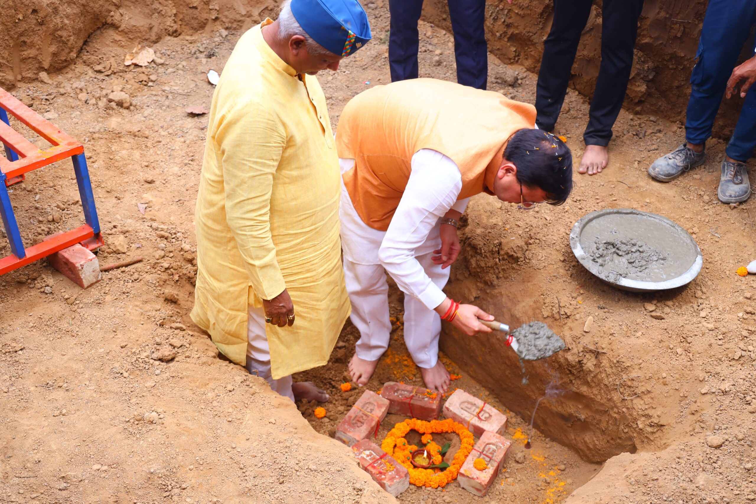 मुख्यमंत्री ने मांडूवाला स्थित सरस्वती विद्या मंदिर में छात्रावास निर्माण कार्य का शुभारंभ किया