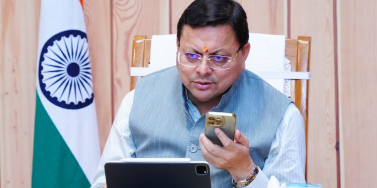 मुख्यमंत्री ने ली सीएम हेल्पलाइन की फीडबैक, पूछा – समाधान मिला या नहीं?