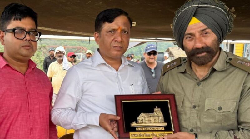 उत्तराखंड फिल्म विकास परिषद के सीईओ बंशीधर तिवारी ने बॉर्डर 2 के सेट पर की सनी देओल से मुलाकात, हुई रचनात्मक बातचीत
