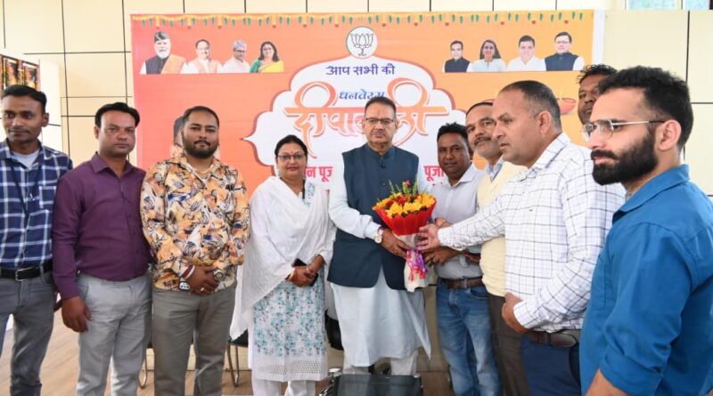 ओएनजीसी संविदा कर्मचारी संघ के प्रतिनिधियों ने मंत्री गणेश जोशी से की मुलाकात