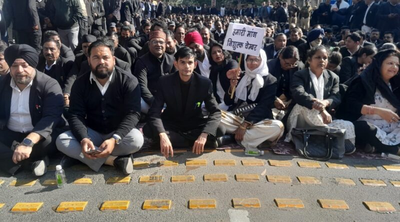निशुल्क चेम्बर निर्माण की मांग पर देहरादून में अधिवक्ताओं का अनिश्चितकालीन धरना जारी