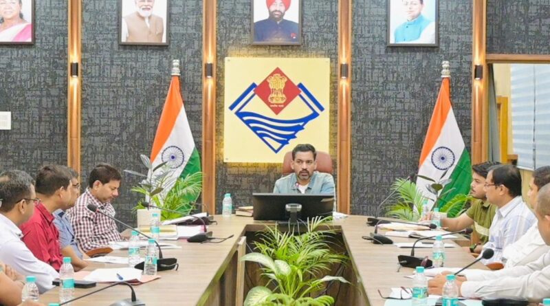 विकास कार्यों की प्रगति पर डीएम की नजर, सड़क मरम्मत और जलभराव रोकथाम की समीक्षा