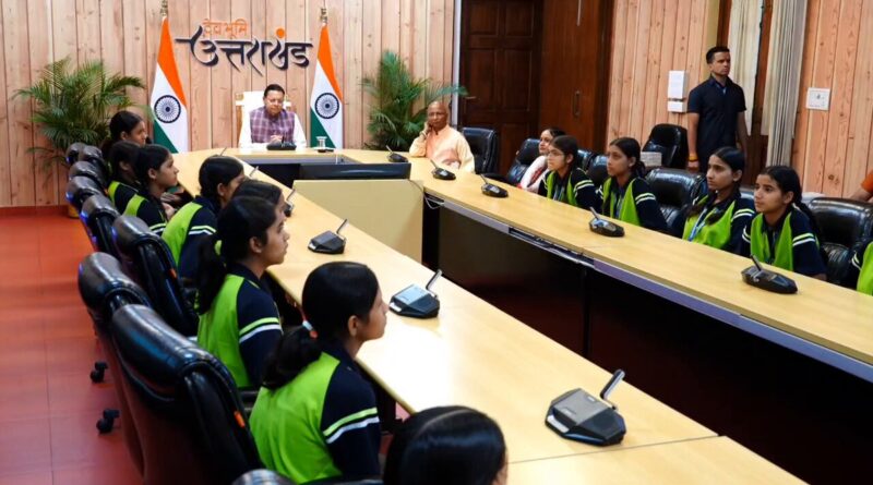 मुख्यमंत्री धामी ने बालिकाओं संग सुना प्रधानमंत्री मोदी के ‘मन की बात’ का 134वां संस्करण