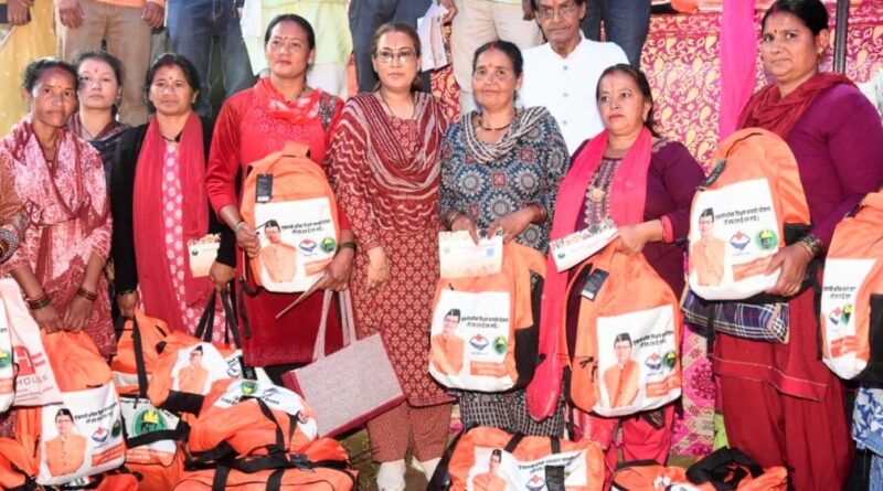 सोमेश्वर के धौलाघाट में श्रम विभाग का विशाल किट वितरण कार्यक्रम आयोजित