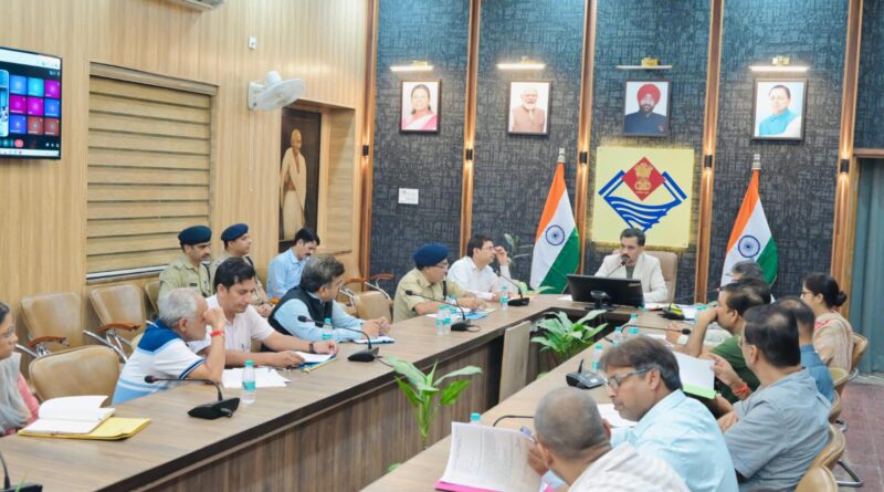 जिलाधिकारी ने चुनावी तैयारियों का लिया जायजा, अधिकारियों को समय पर कार्य पूरा करने के निर्देश