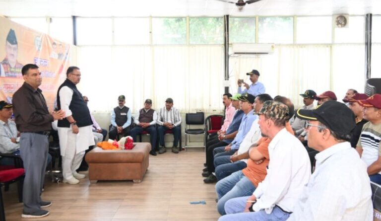 सैनिक कल्याण मंत्री गणेश जोशी से पूर्व सैनिक संगठनों के पदाधिकारियों एवं पूर्व सैनिकों ने की भेंट