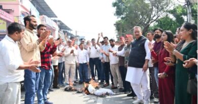 राहुल गांधी की बयानबाजी के विरोध में भाजपा का प्रदर्शन, फूंका पुतला